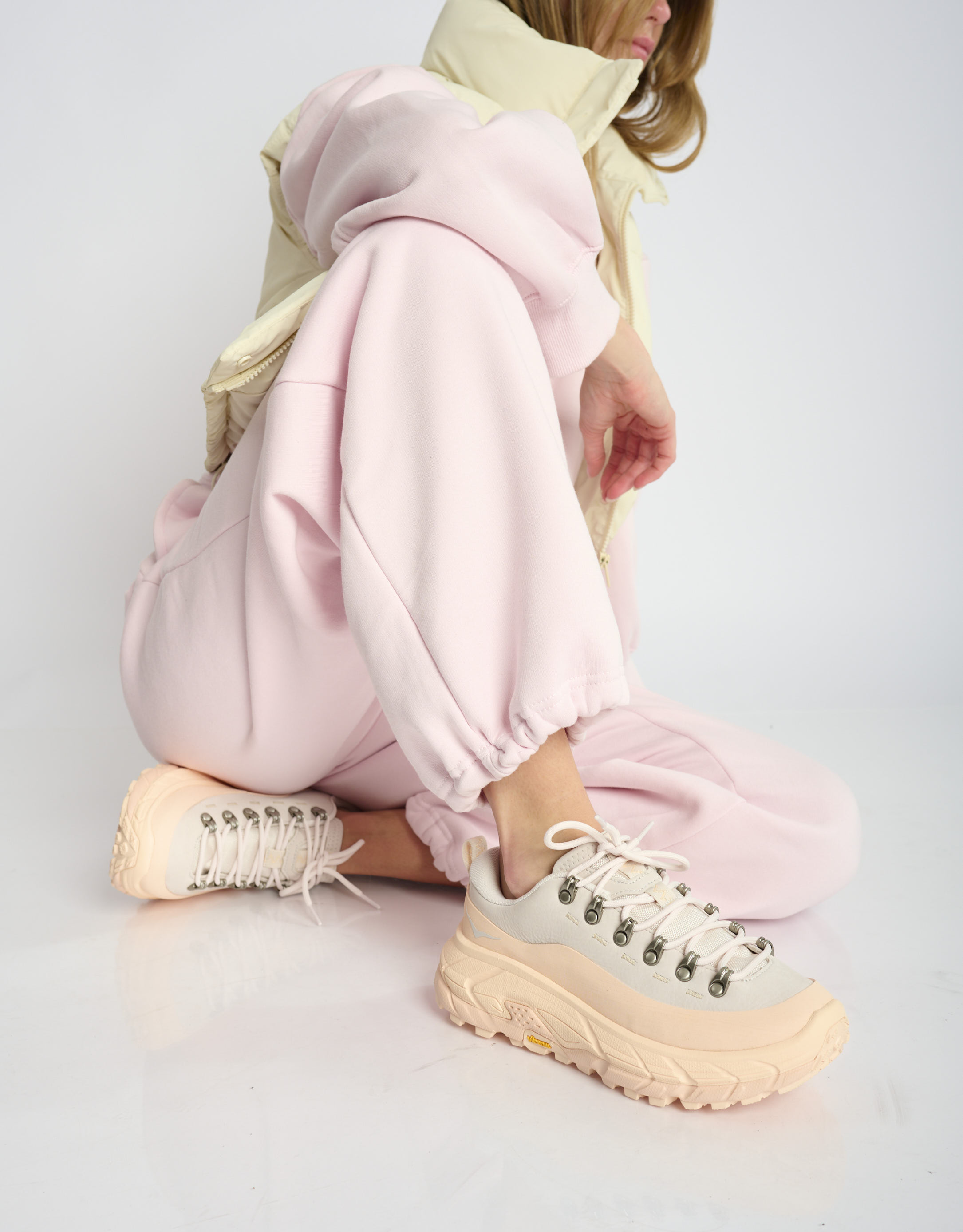 נעלי נשים - Hoka - סניקרס TOR SUMMIT - בז'   ורוד1