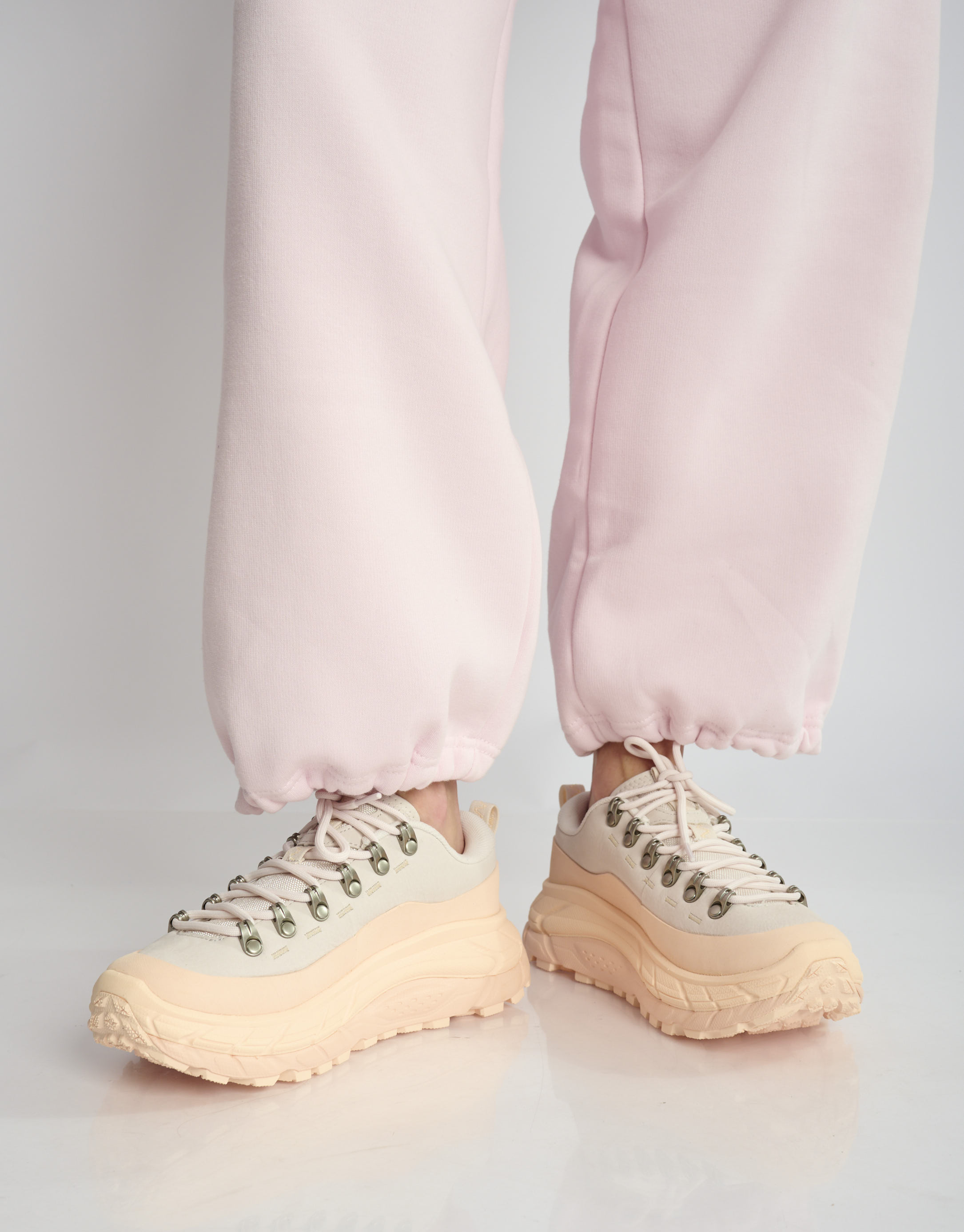 נעלי נשים - Hoka - סניקרס TOR SUMMIT - בז'   ורוד2