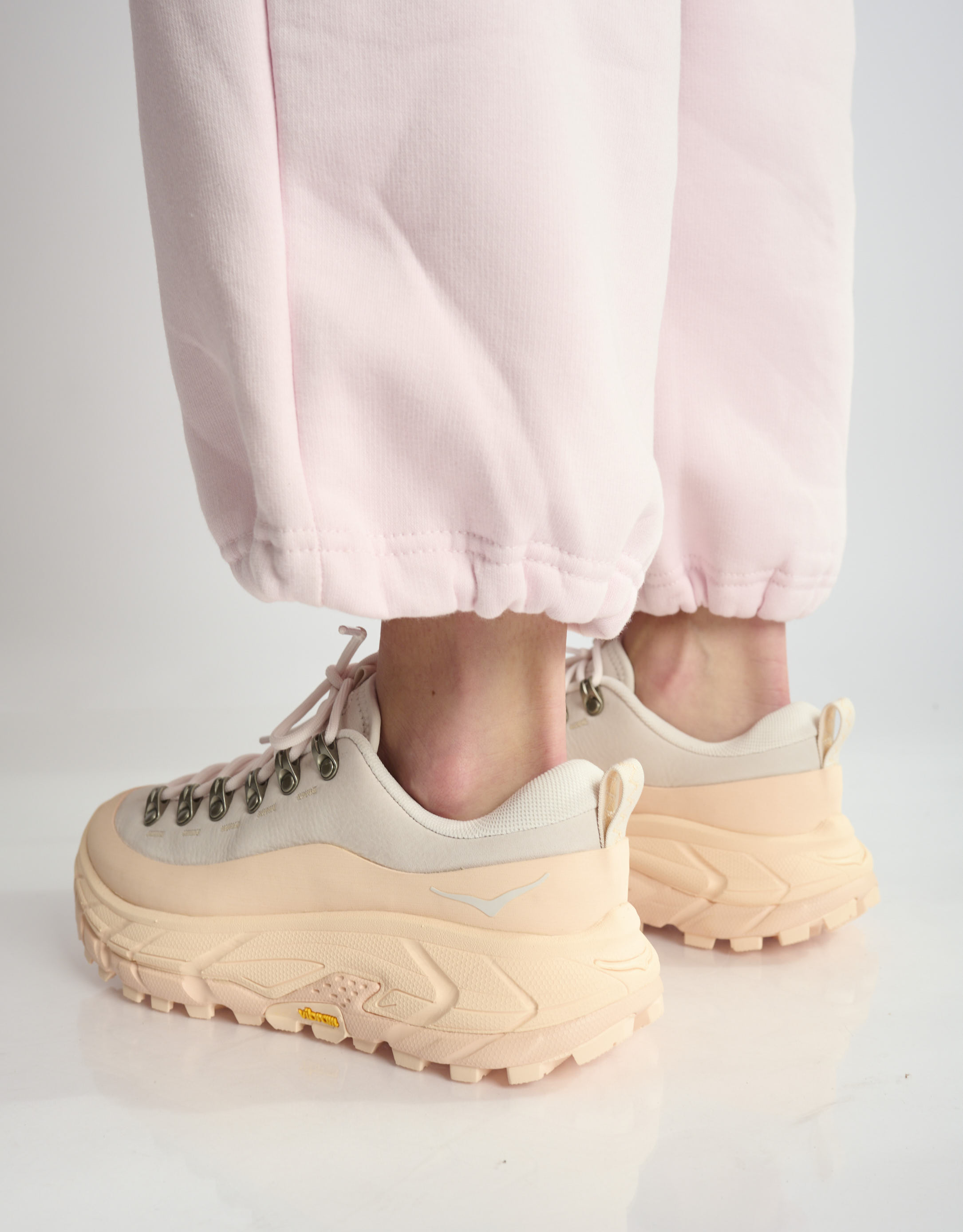 נעלי נשים - Hoka - סניקרס TOR SUMMIT - בז'   ורוד4