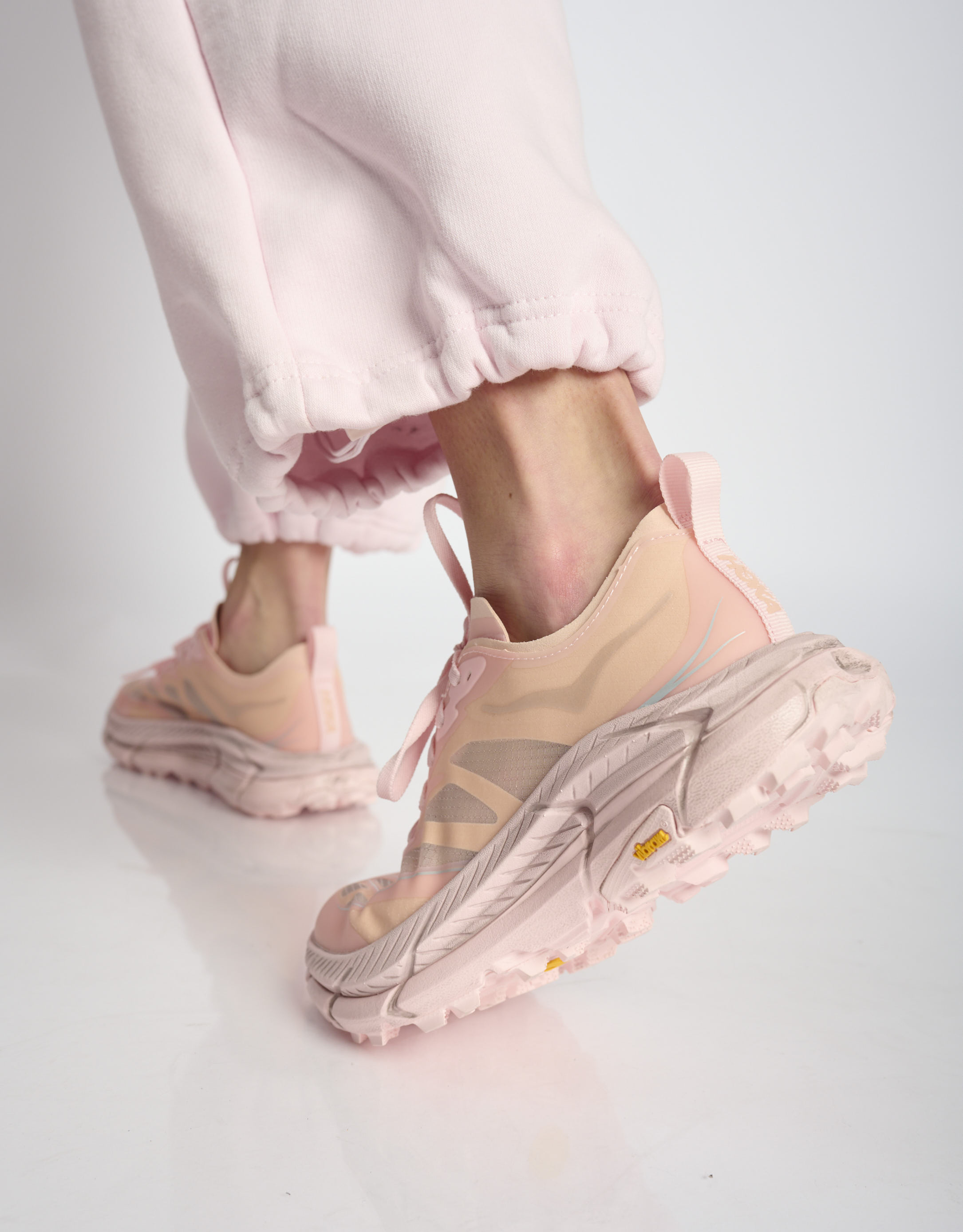 נעלי נשים - Hoka - סניקרס MAFATE SPEED LITE - ורוד3