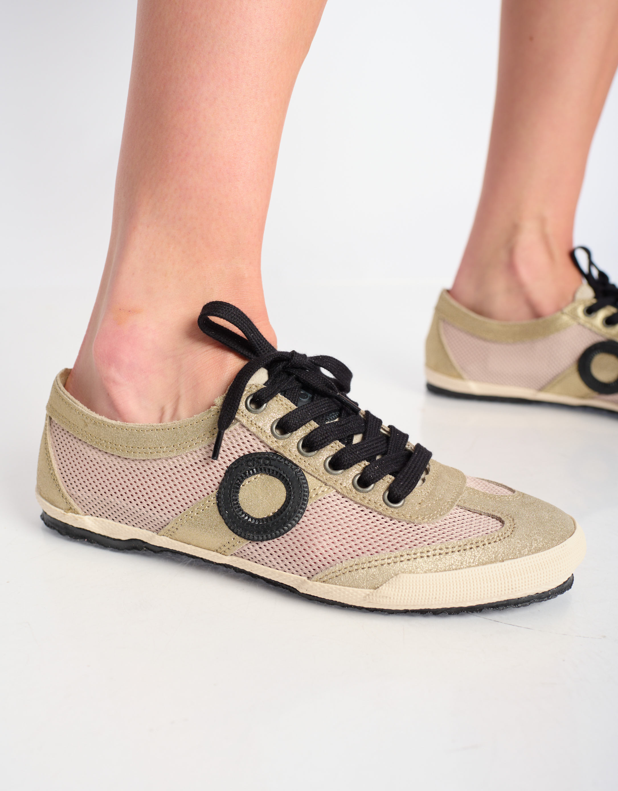 נעלי נשים - Aro - סניקרס JOANETA מבריקות - פלטינה2